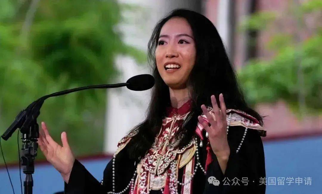 讲的中国女生蒋雨融来自青岛英高毕业本科就读于杜克k8凯发国际入口震撼全场！史上首位在哈佛毕业演(图2)